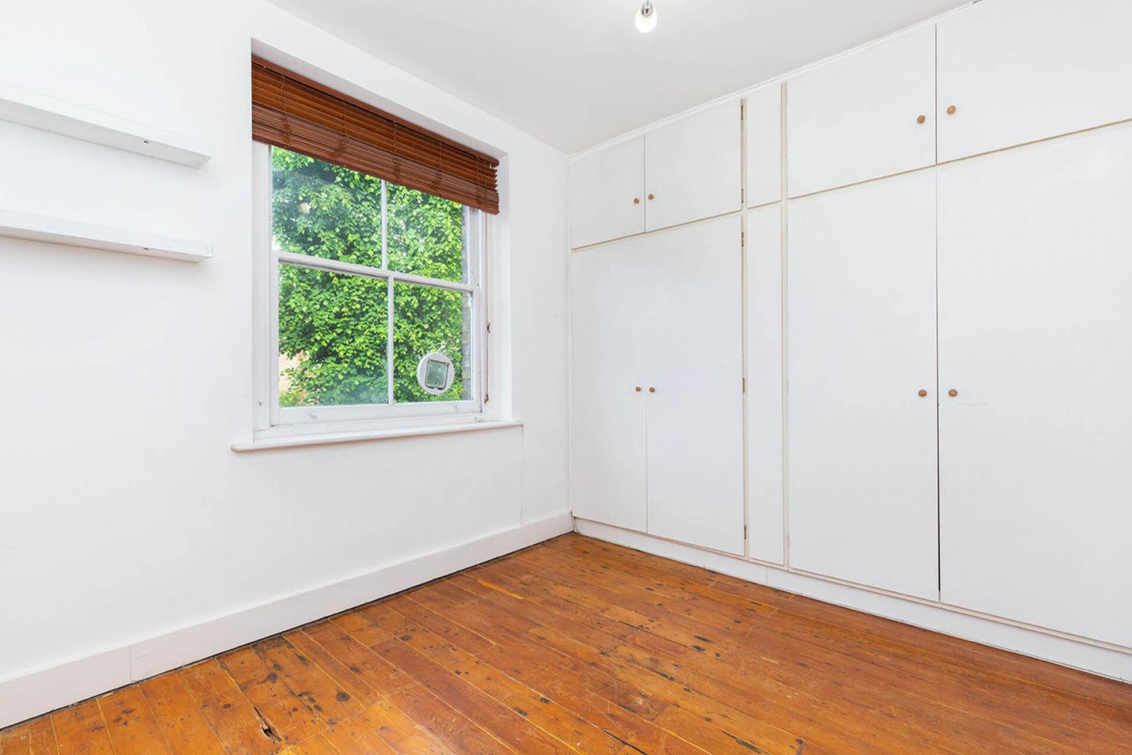 located on this popular cluster of roads in Highgate minutes to tube Milton Road, Highgate